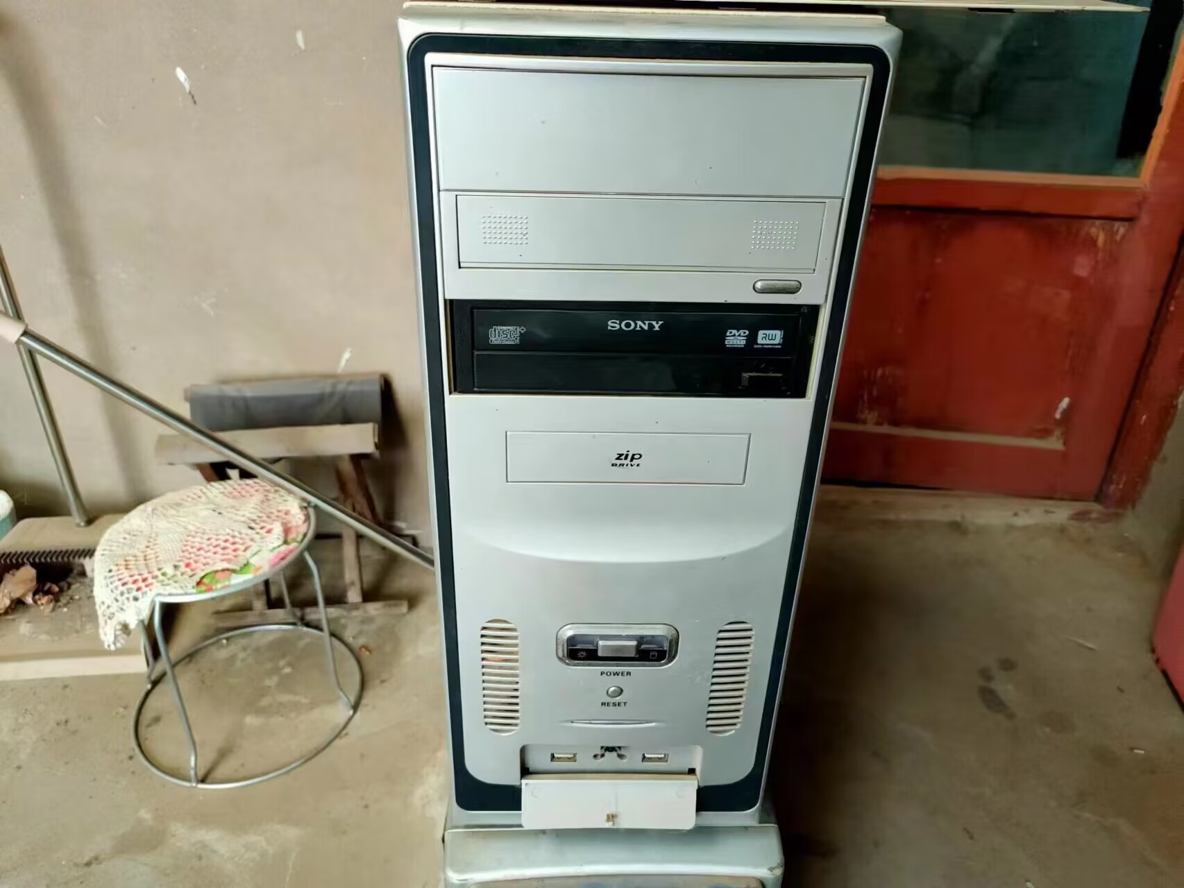 StableDiffusionAI生成的使用电脑的美女，盘点下我用过的电脑