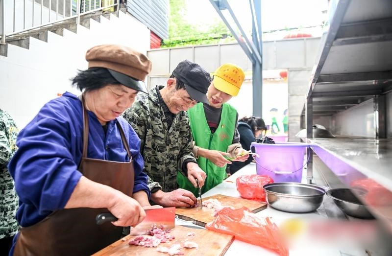 他们是癌症病人家属，每天去“1元厨房”做饭，称：那里从不打烊