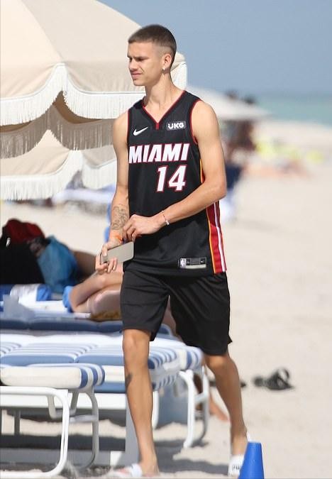 小贝19岁二儿子的模特广告曝光！穿蕾丝衬衫秀肌肉，八字胡贼滑稽