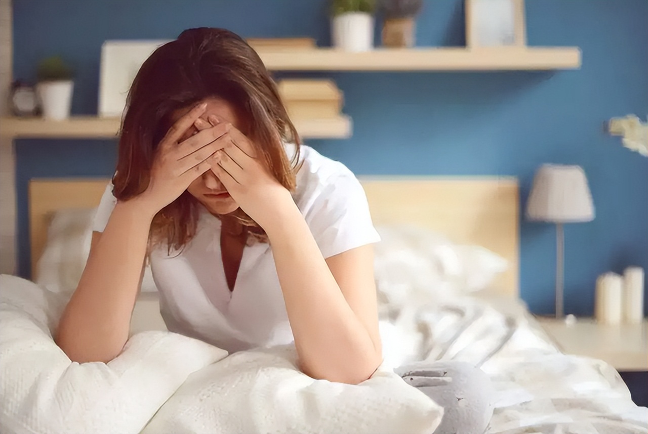 前额和后脑勺有白发,前额后脑勺长白发什么原因