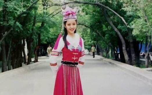 最有钱女明星刘亦菲,刘亦菲秀名贵翡翠大耳环