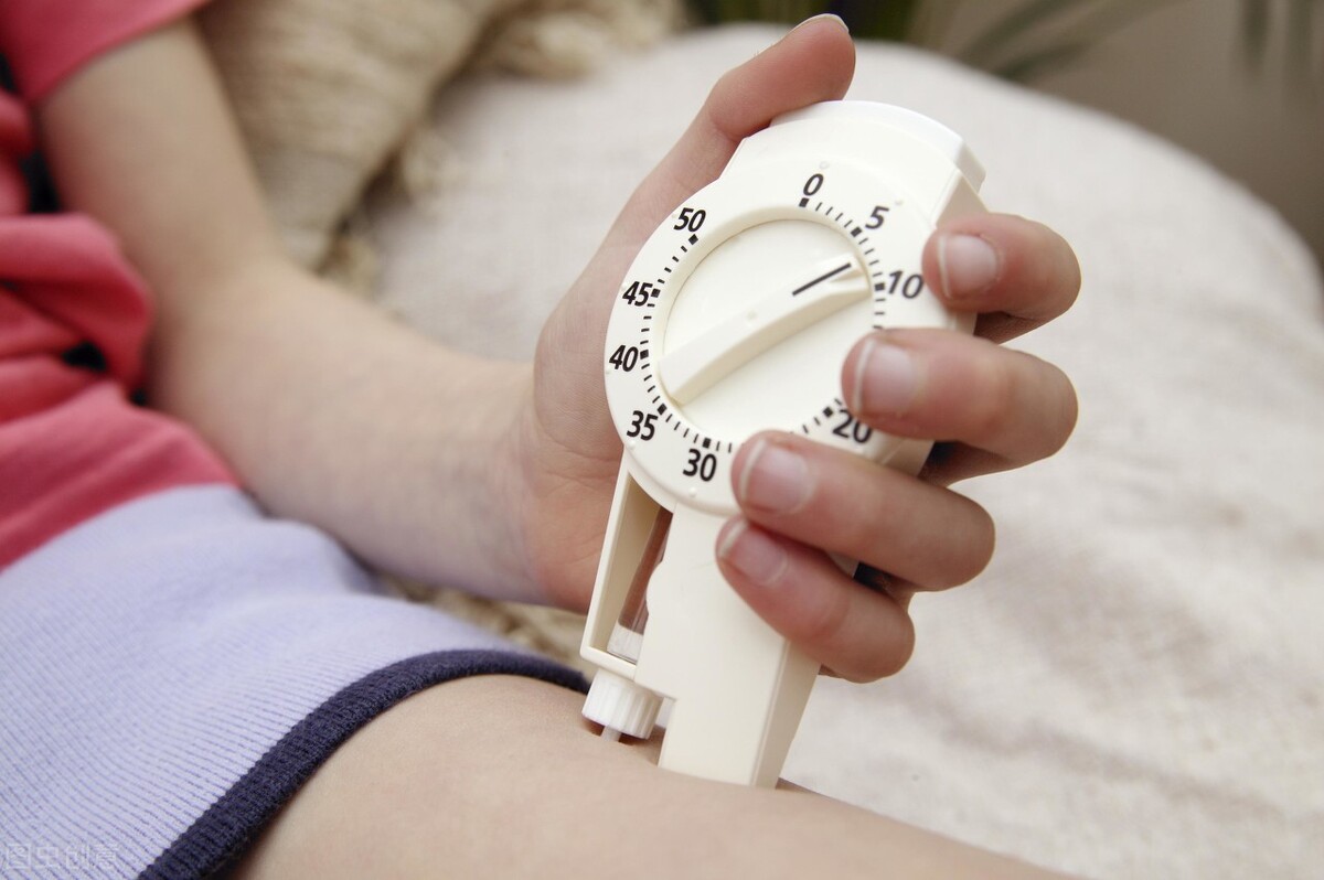 男子背部长出肿块,男子背部长红痘痘不痛不痒