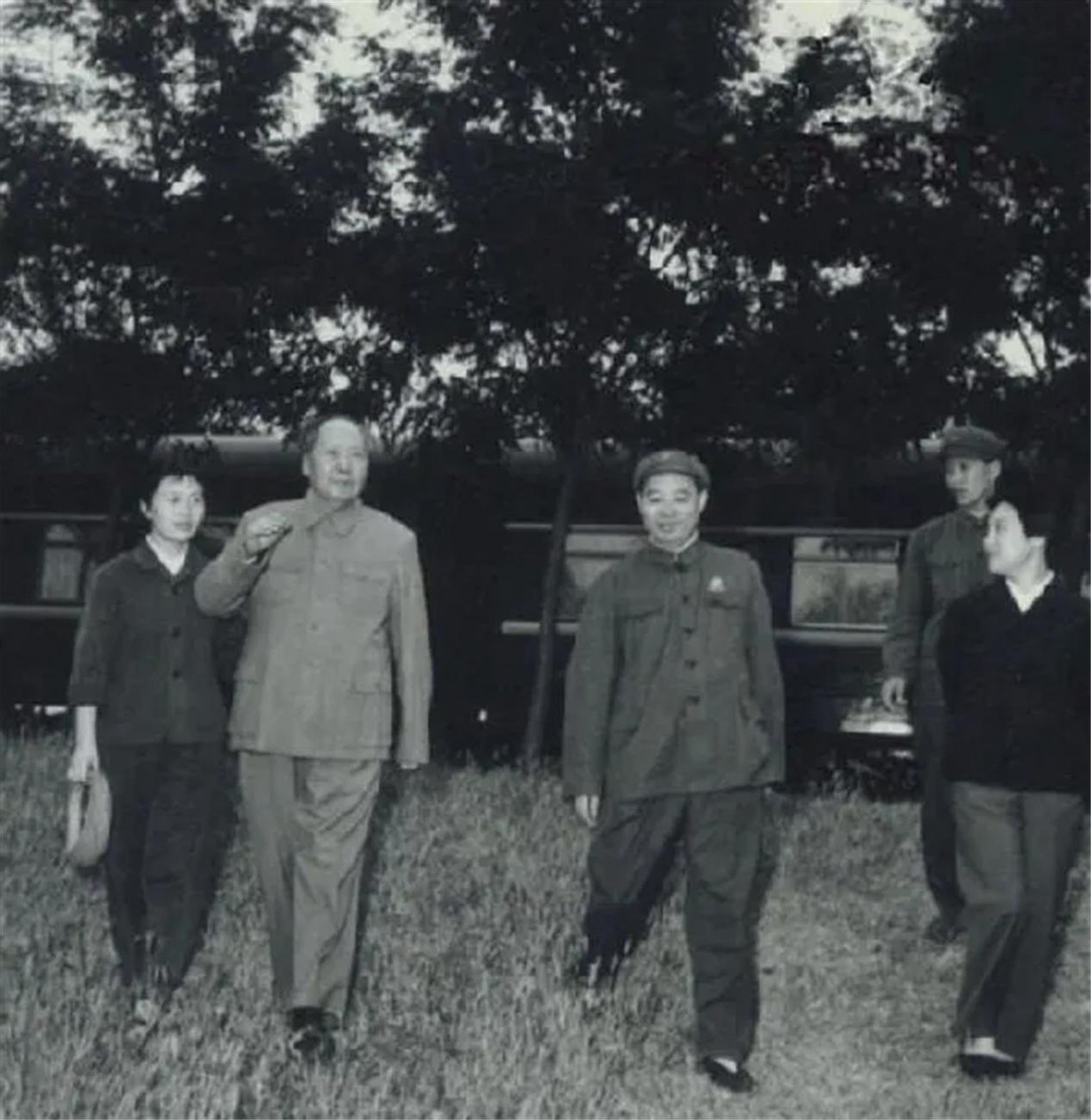 1976年毛主席逝世前,曾交代张玉凤:你要时常到我的坟上看望