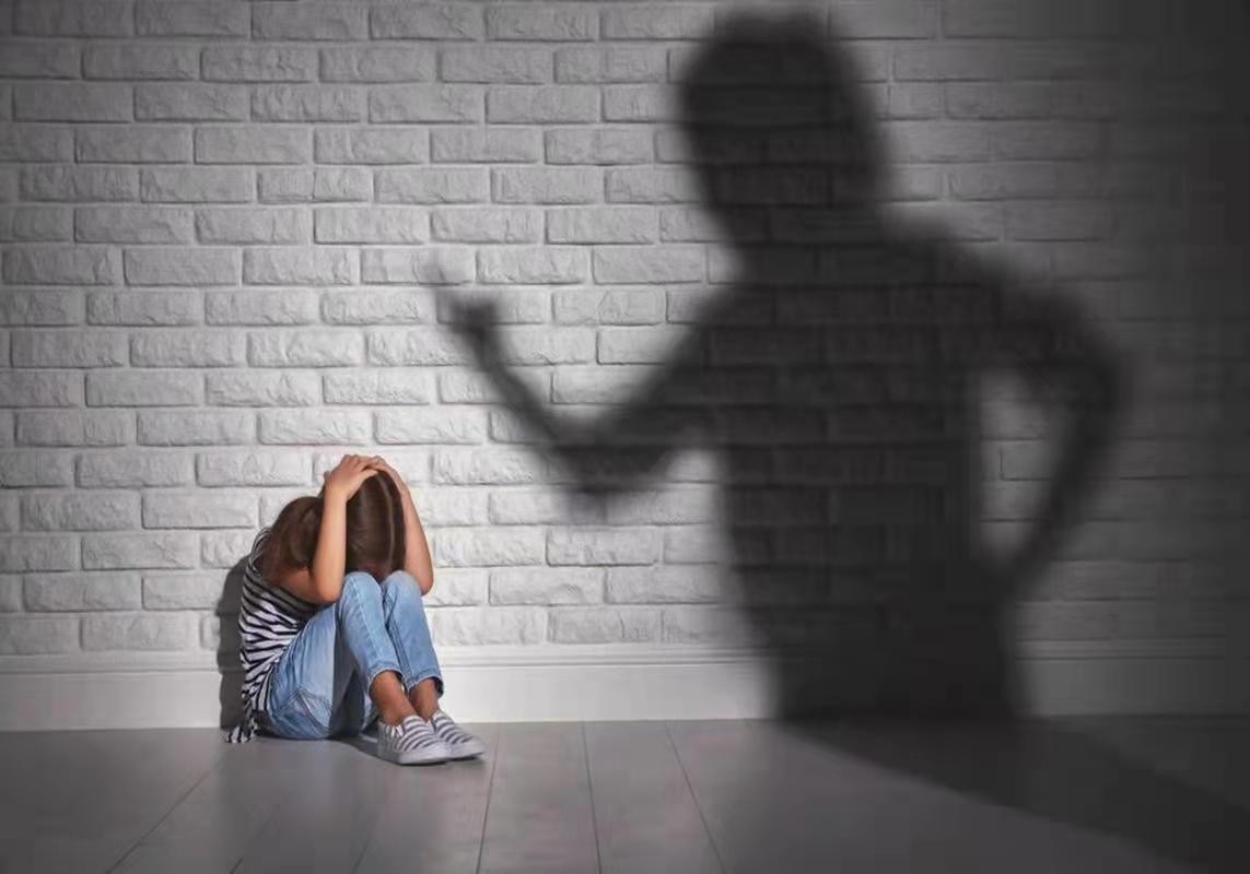 父亲家暴儿子杀害父亲后续,爸爸重男轻女家暴女儿的视频