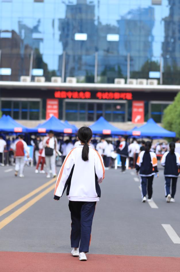 直击2023高考现场暖人瞬间,直击2023高考场外实拍视频