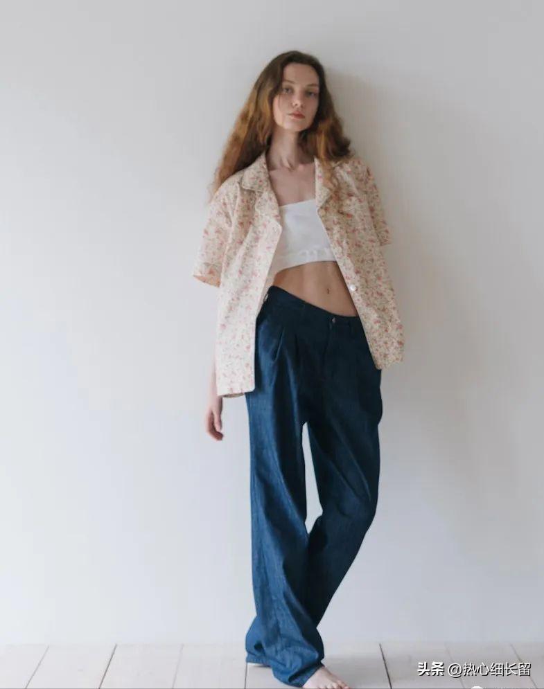 t恤加上立体感强的衬衫气场全开,女式短袖t恤衬衫