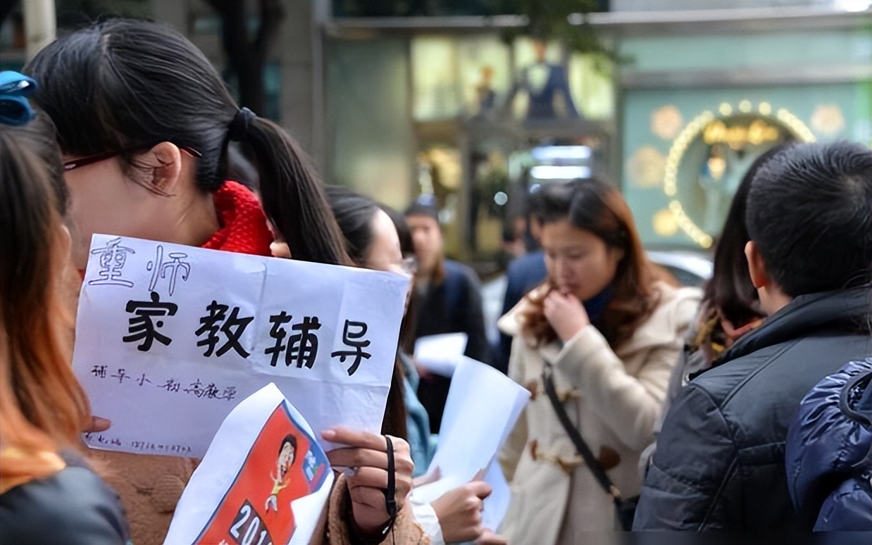 大学生暑假涌向工厂流水线，月入五六千，目标就是赚出一台iPad