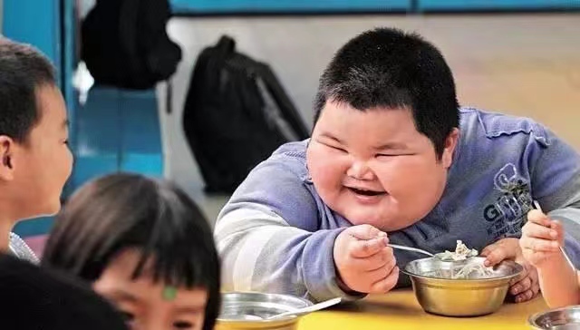 小时候“长身高”还是“长体重”,青春期后大不同,家长别不在意