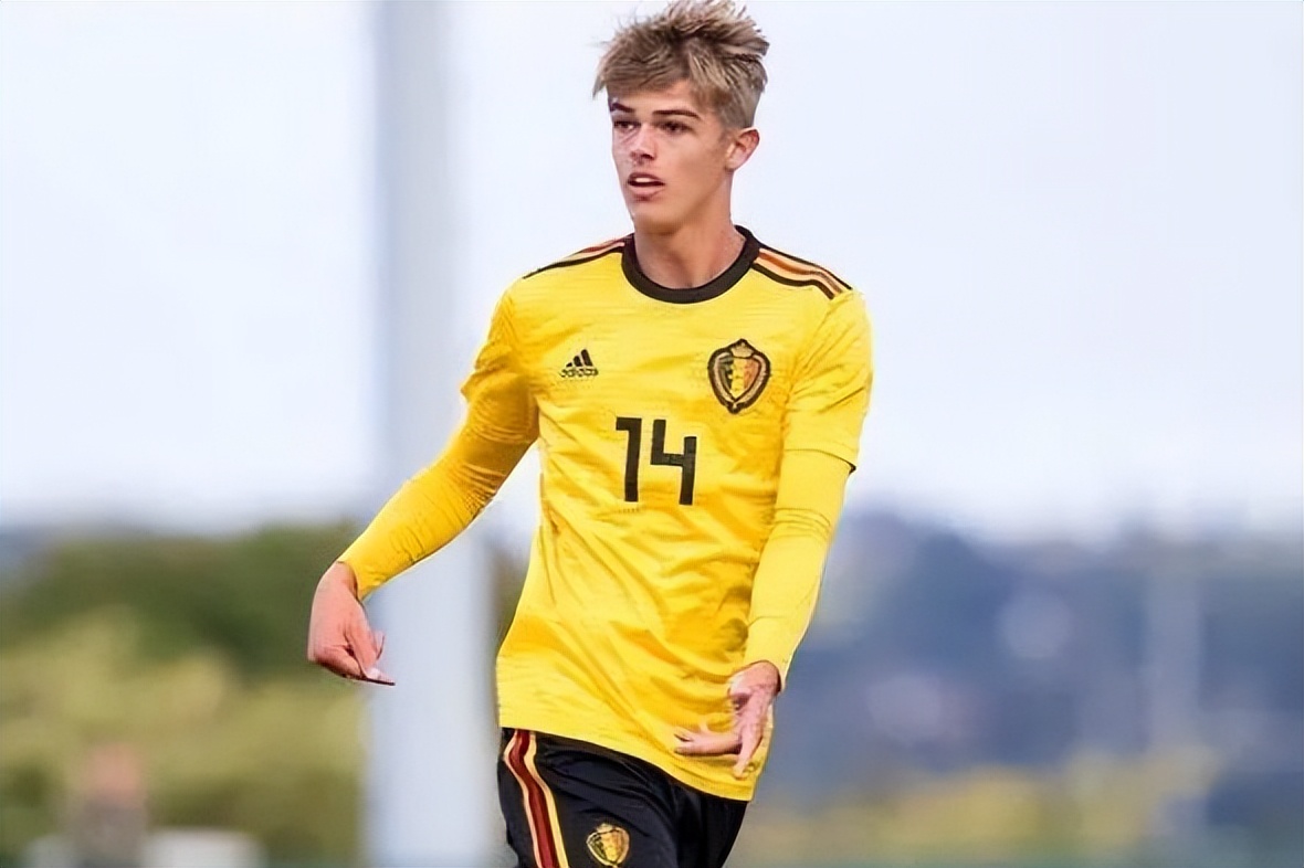 德卡特莱尔正式登陆AC米兰，他是马尔蒂尼最昂贵的签约交易