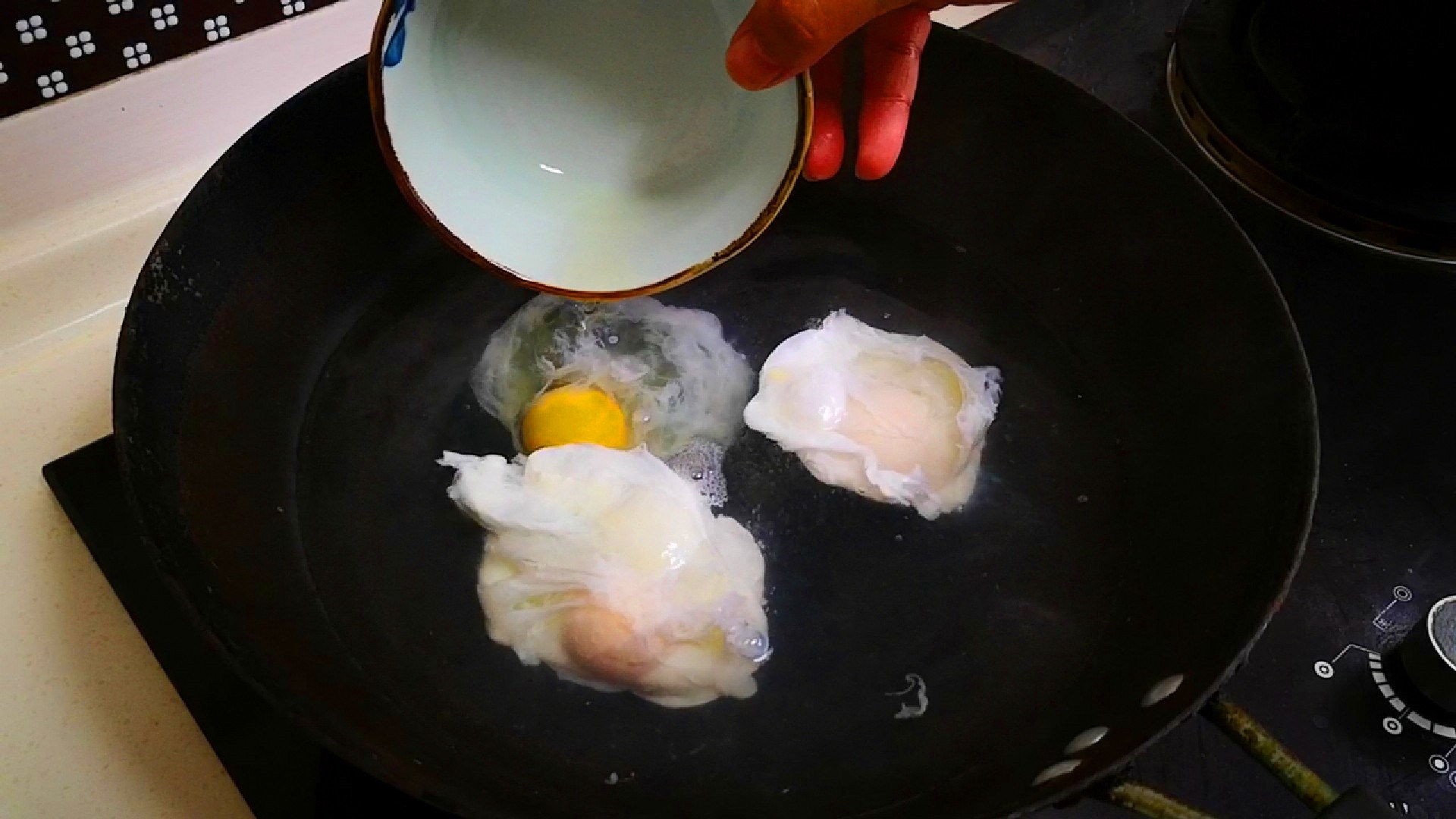 荷包蛋加水不散花的正确做法,水煮荷包蛋不散花的做法