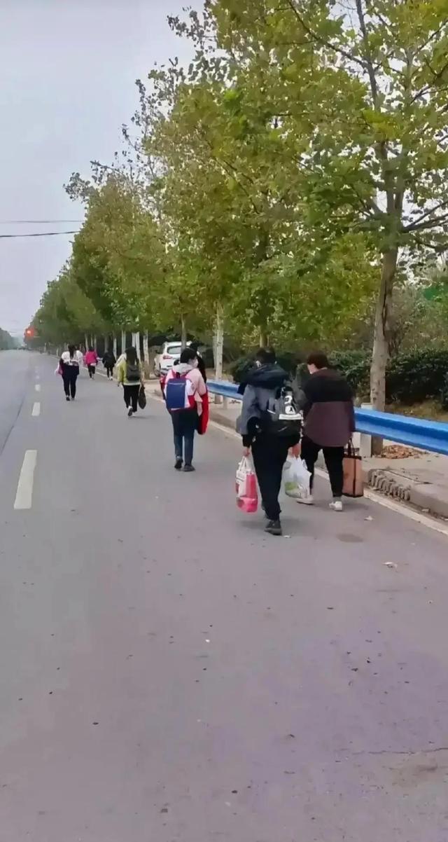 富士康员工被逼生存活命徒步返乡,富士康大批员工徒步返乡事件脉络