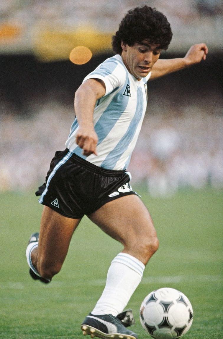 贝利c罗梅西哪一个踢球最厉害,球王贝利认为c罗和梅西谁最强