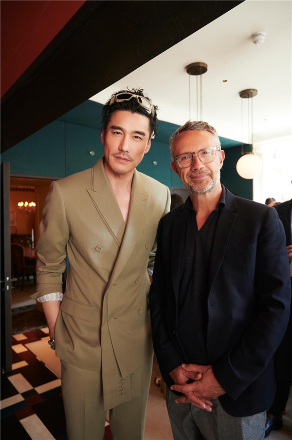 胡兵秋天穿搭,胡兵身着蓝色大衣尽显成熟魅力