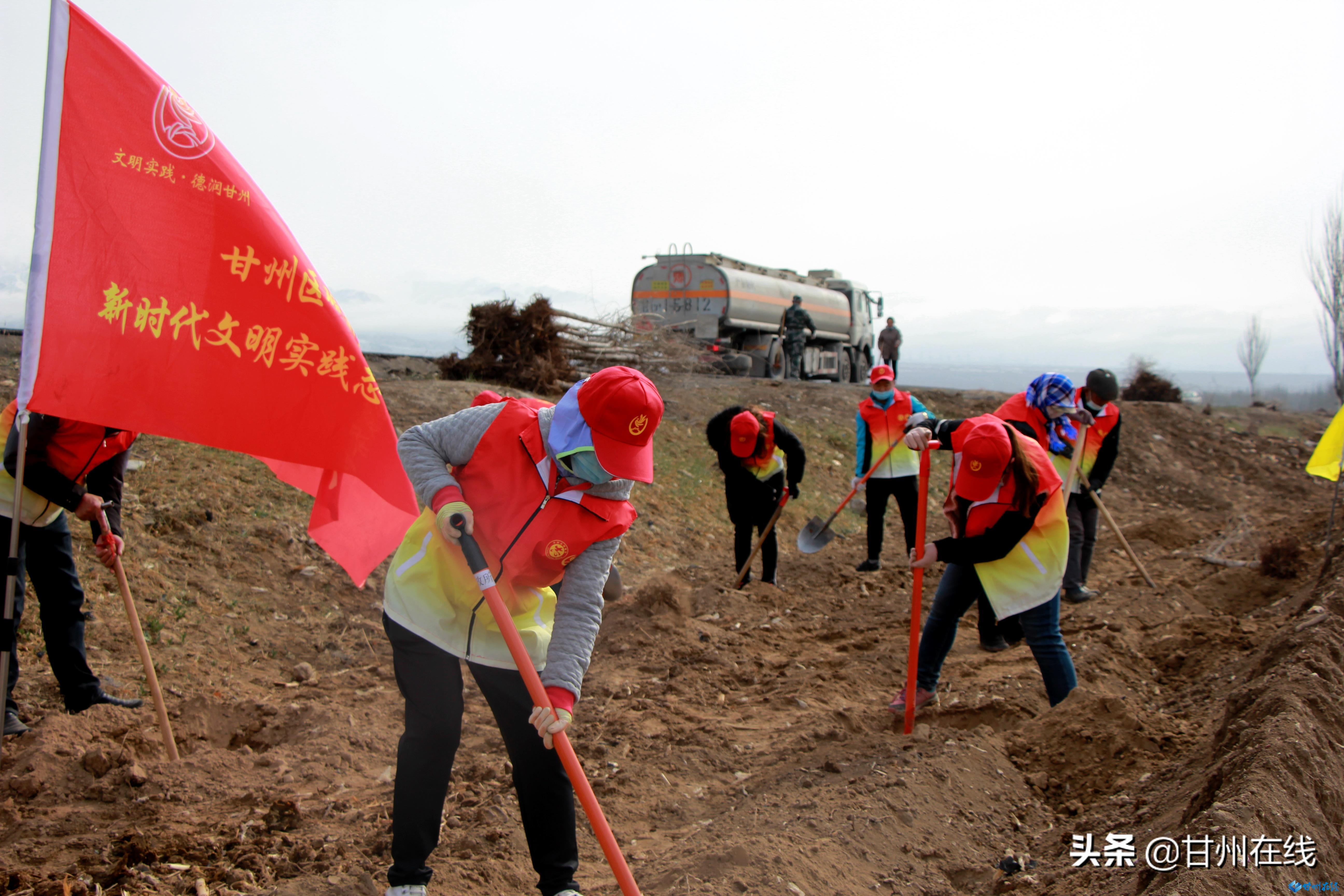 志愿红点亮城市文明之光,志愿红温暖居民心