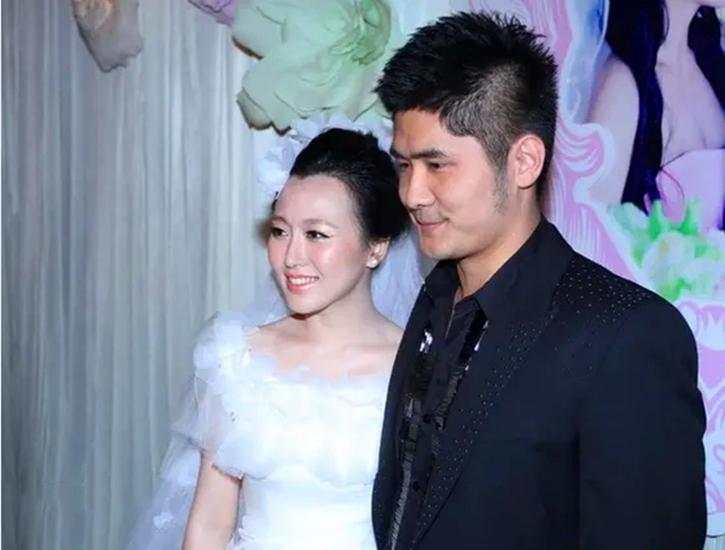 64岁巩汉林评足球遭男足冯潇霆粉丝网暴？儿子曾与潘长江女儿定亲