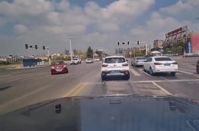 一代神车“老头乐”遭封杀禁止上路？大爷们破防：能开汽车谁买它