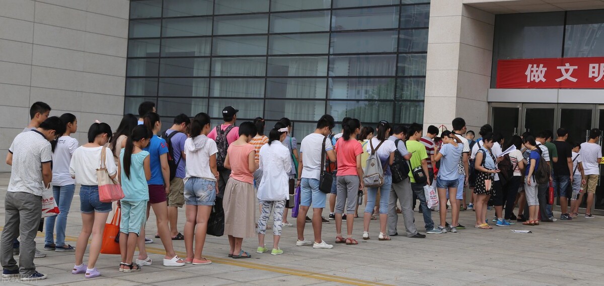 花两个小时排队买杯奶茶吐槽,买奶茶排队3小时的真相