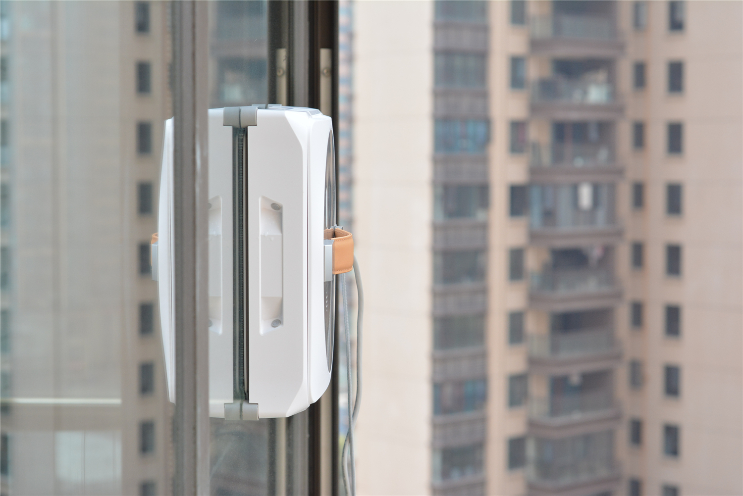 科沃斯擦窗教程,双向自动喷水擦玻璃