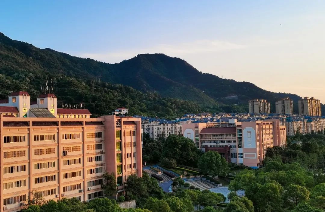 湘南学院和郴州学院哪个好,湘南学院是哪里