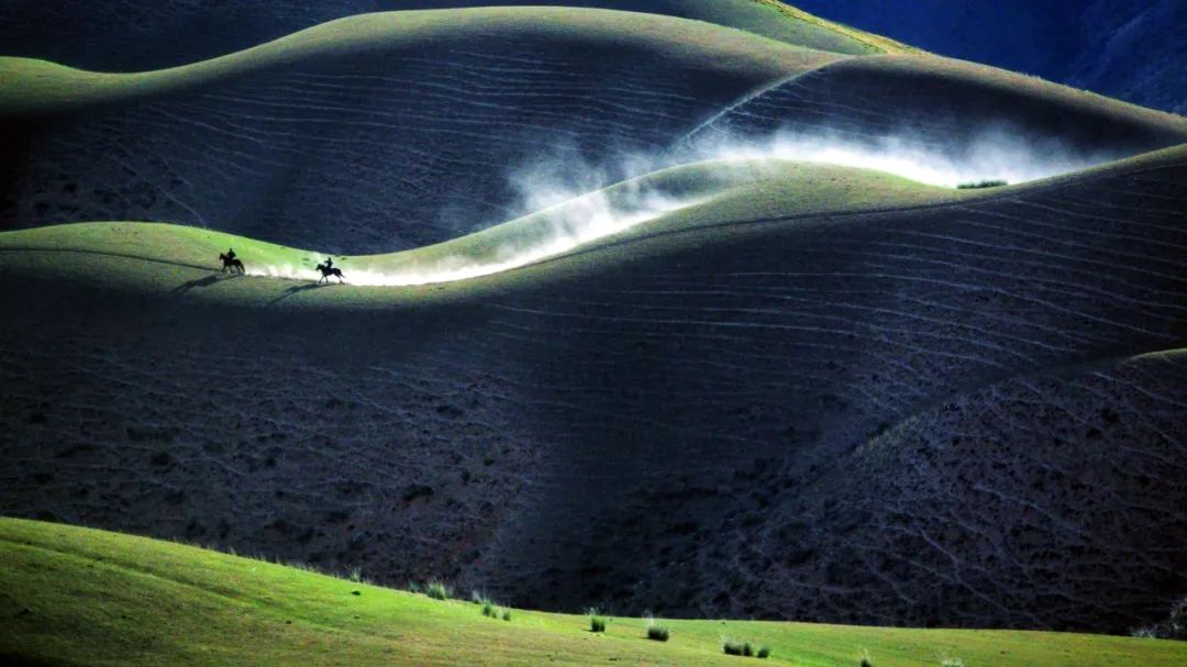 那拉提空中草原雪景照片,大草原的壮丽雪景图