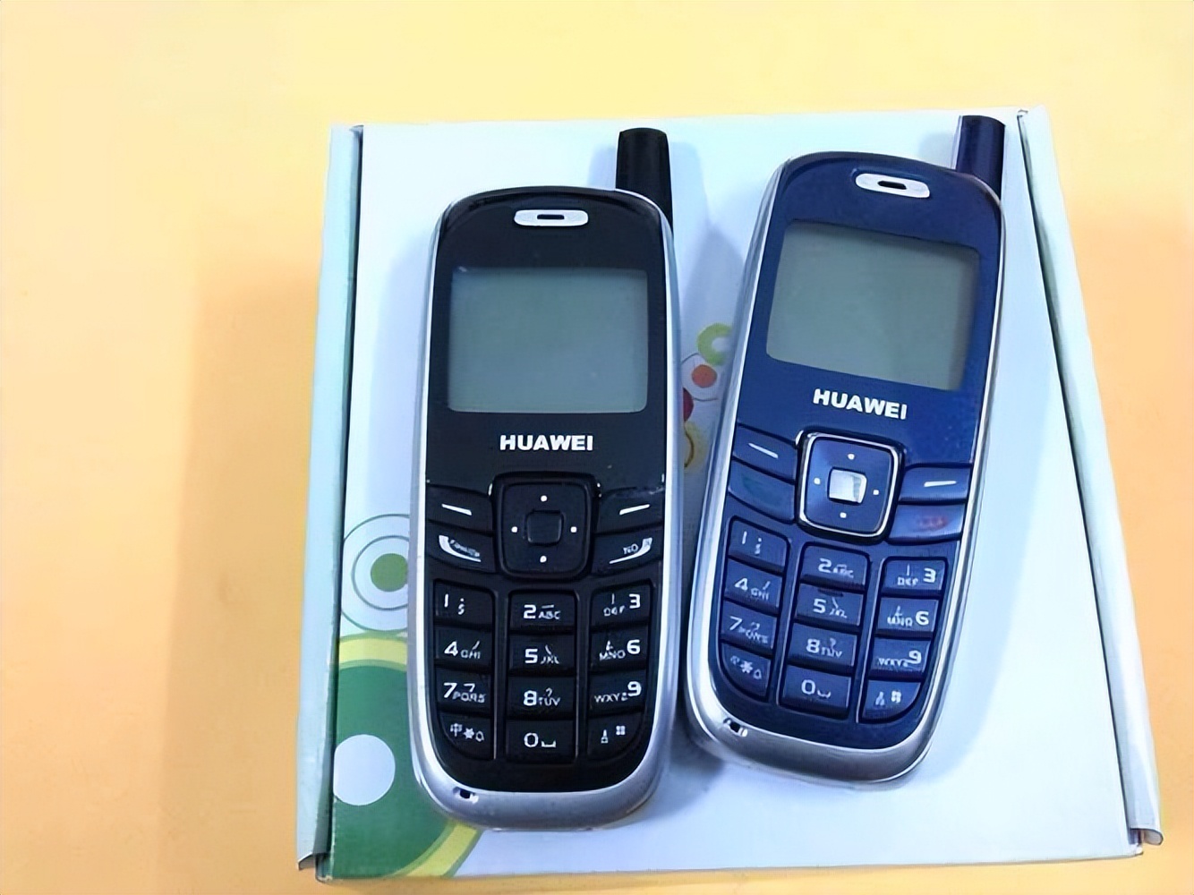 一部手机卖99元，坚持20年不倒闭的荣秀丽，是如何生存至今的