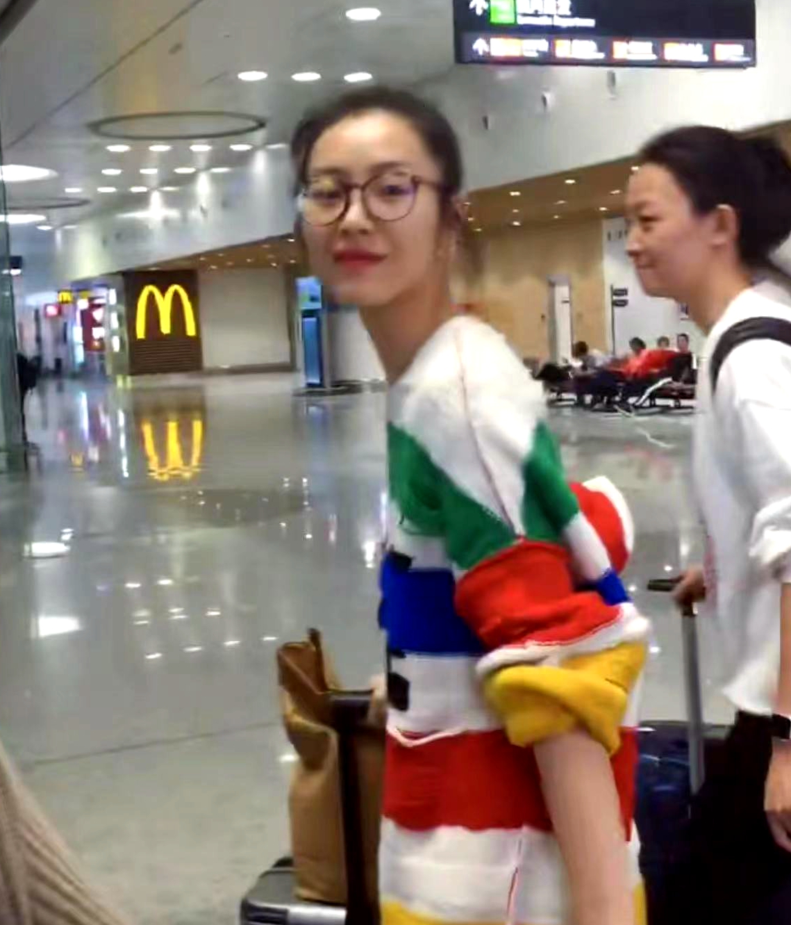 路人声称夜跑偶遇井柏然刘雯，猜测两人在一起，网友挖出更多巧合