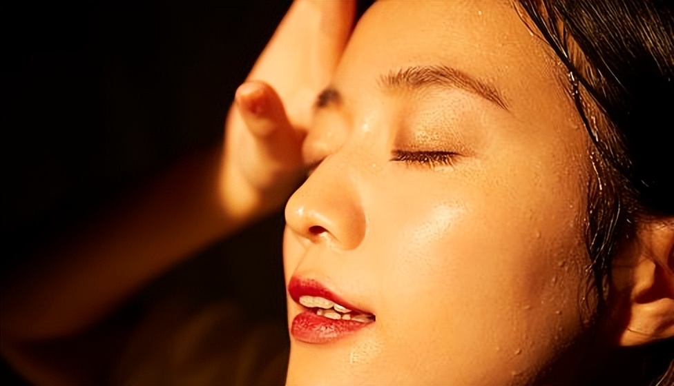 动不动就出汗尤其背后出汗多,泡脚出汗和不出汗是什么体质