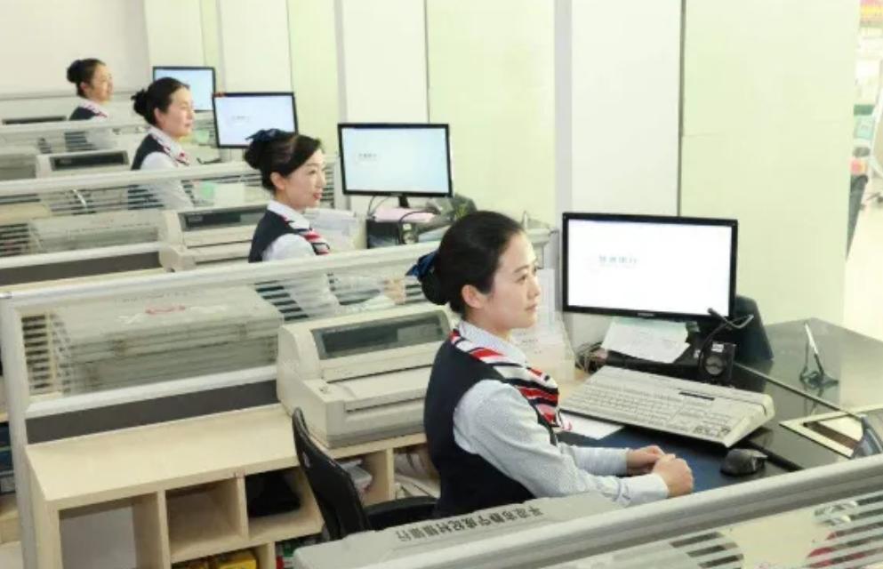 去银行办理业务，柜员总会向客户推销信用卡，为什么呢？