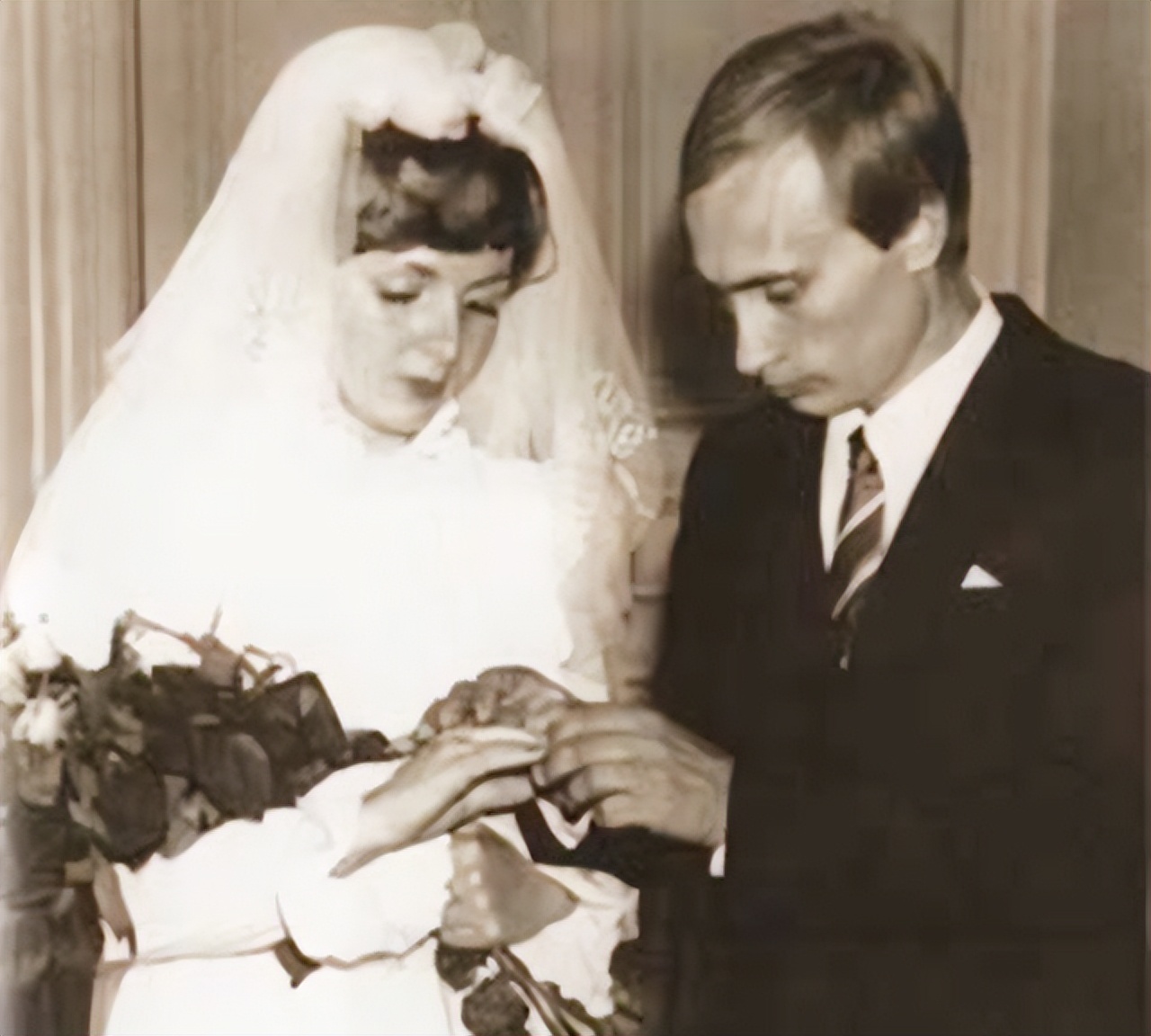 马克龙娶了24岁的老婆,马克龙娶了比自己大24岁的老师