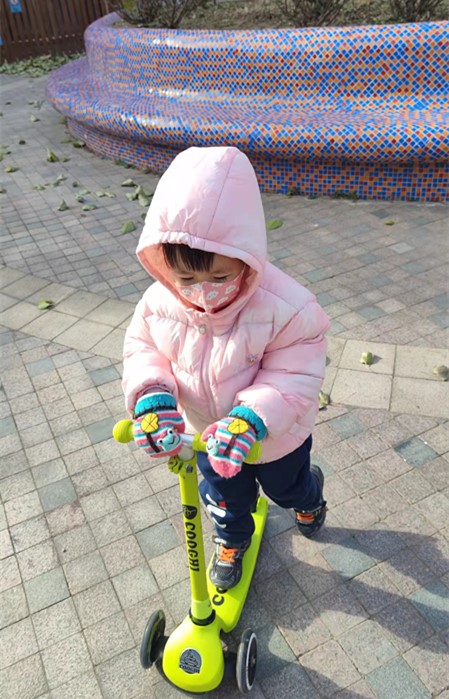 儿童走路平衡不好老是摔倒,孩子学走路总是摔到头