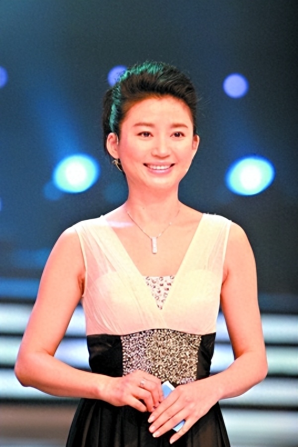 央视一姐王小丫的视频,央视主持人王小丫2000年身体状况