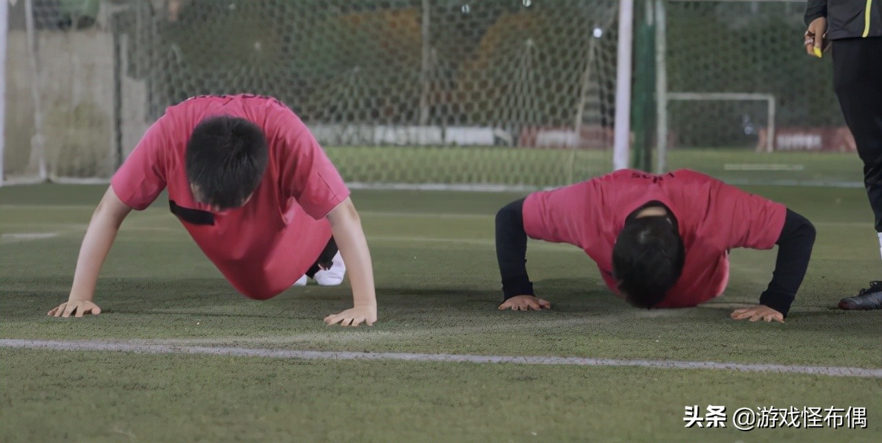 Uzi向中国BOY发起足球挑战，却惨败被罚，粉丝：我教你怎么扳回