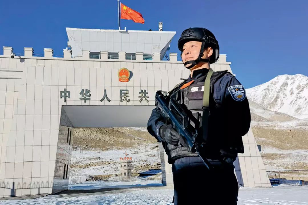 海拔5100米,手指冻粘在钢板上……这是他在红其拉甫18年来的执勤日常