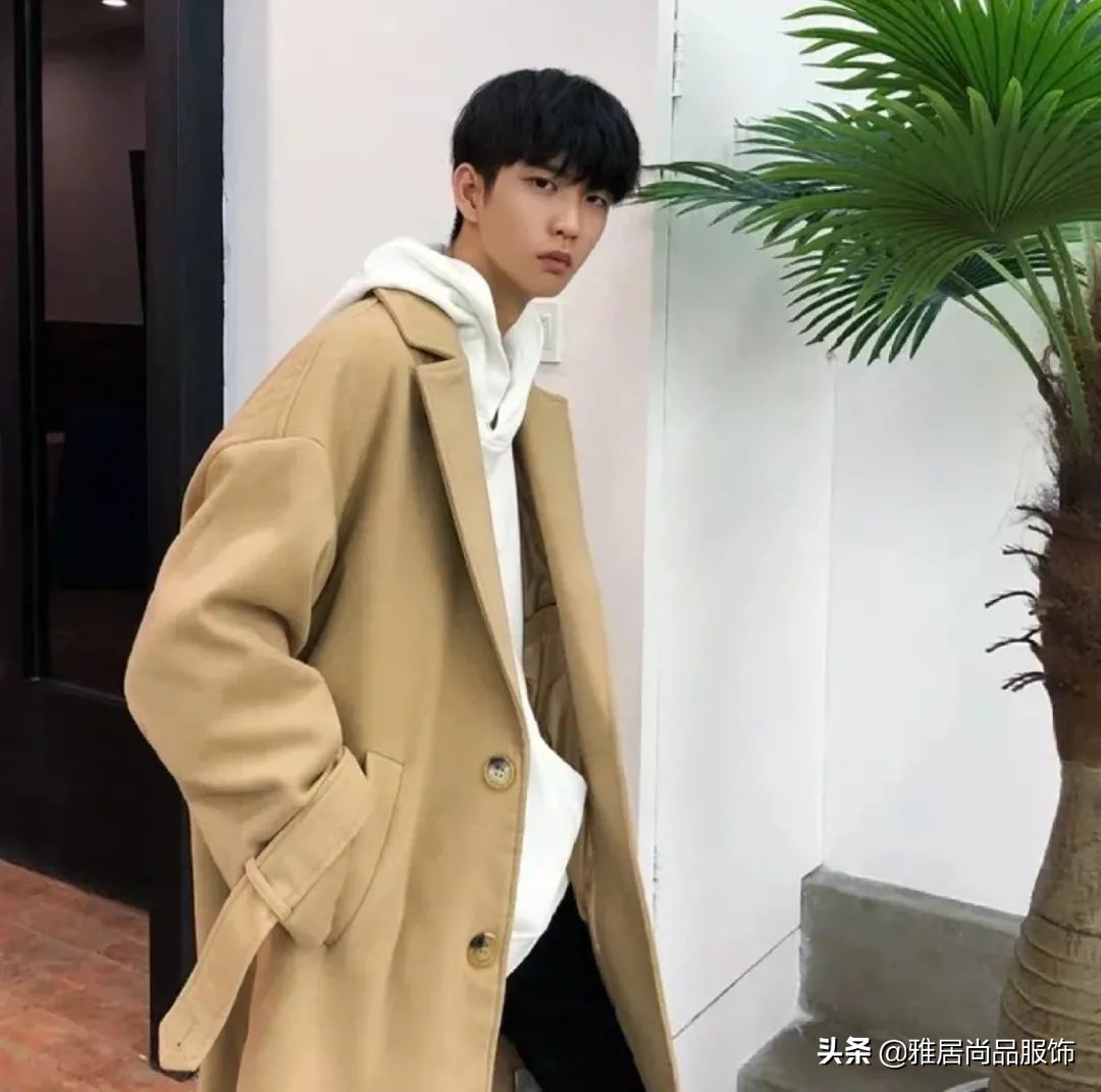 男士黑色大衣内搭什么颜色打底,男士穿大衣怎么搭配裤子和鞋子