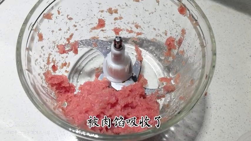 冻肉馅怎么调制才好吃,肉馅加温水调