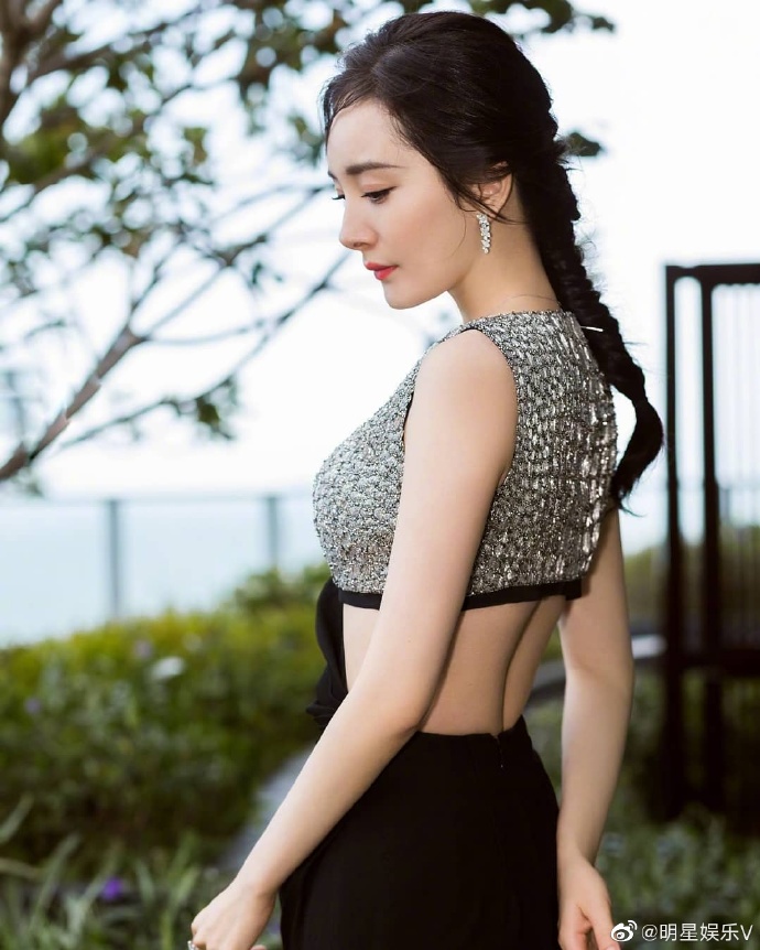 杨幂的时尚之道：黑色挖空露腰裙与鱼尾辫的完美搭配，干练而性感