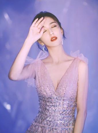 佟丽娅:父亲让她卑微,婚后容忍老公出轨,离婚后勇敢做自己