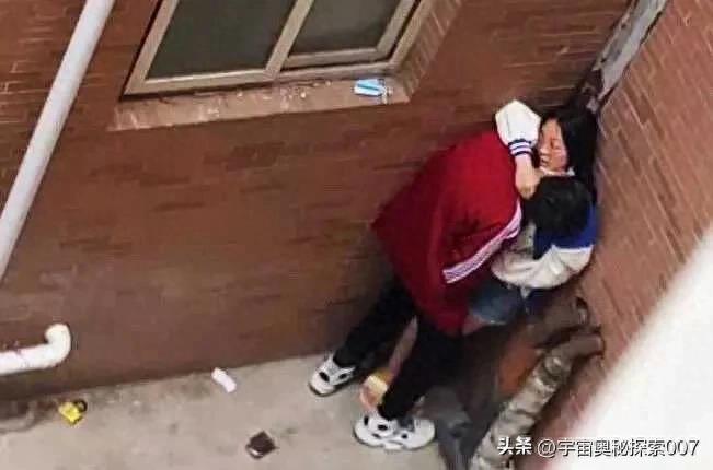 激情墙角，恋人狂吻，欲火难挡