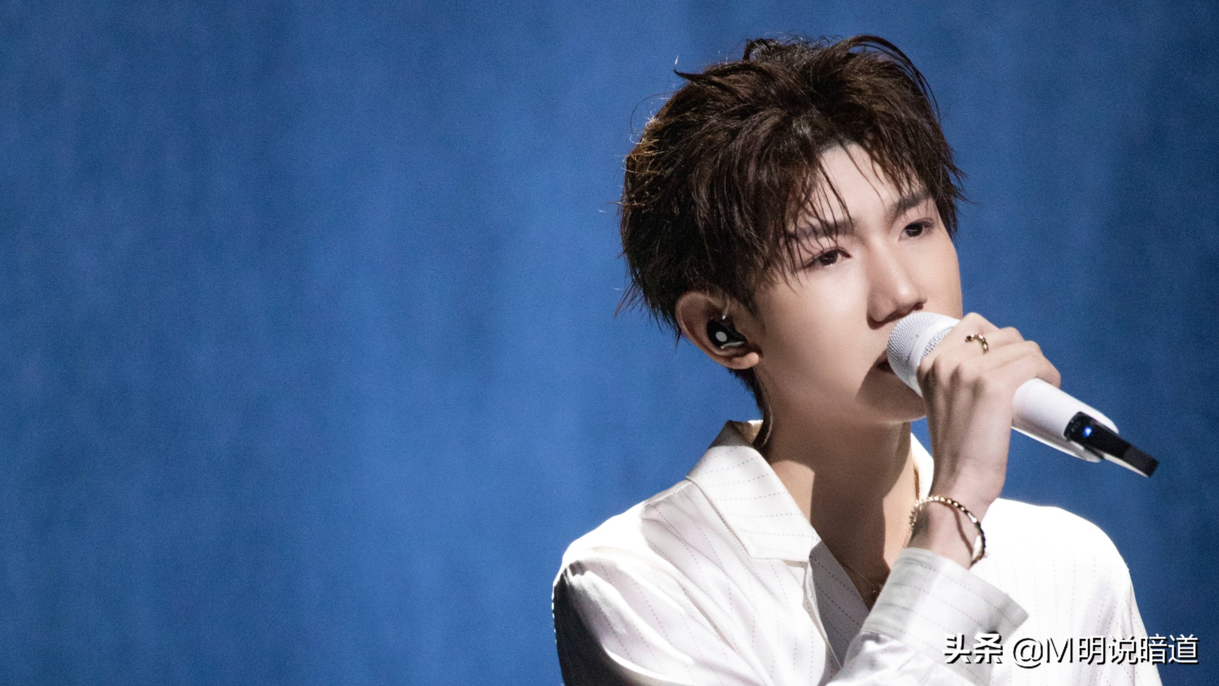 王源破浪哼唱,王源唱如风戴的项链是什么牌子