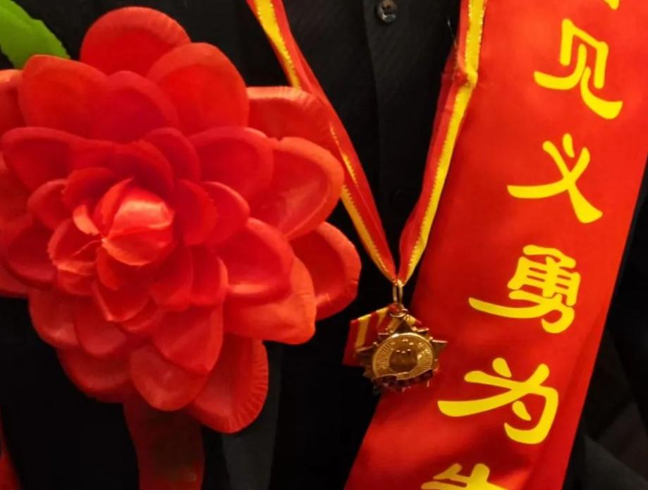 安保徒手接住跳楼女孩,保安接住跳楼女孩后续结果