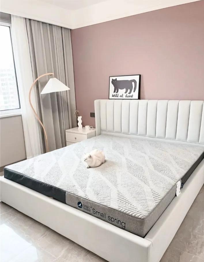 床头背景墙全刷还是刷一半,床头大白墙怎么布置