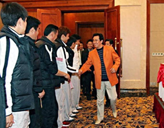 许家印歌舞团曝光：翘臀大胸，奢华考核五星住宿