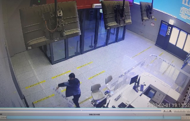 春节回家没买到票，男子酒后怒砸售票处！被行拘15天，在拘留所里过大年