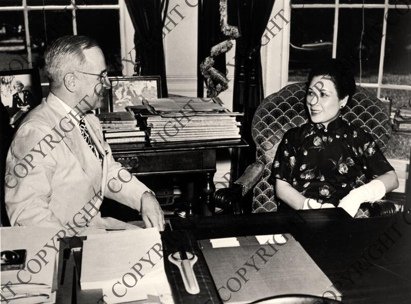 羞耻与痛苦：30张老照片记录纳粹强迫妇女脱衣的残忍场景！