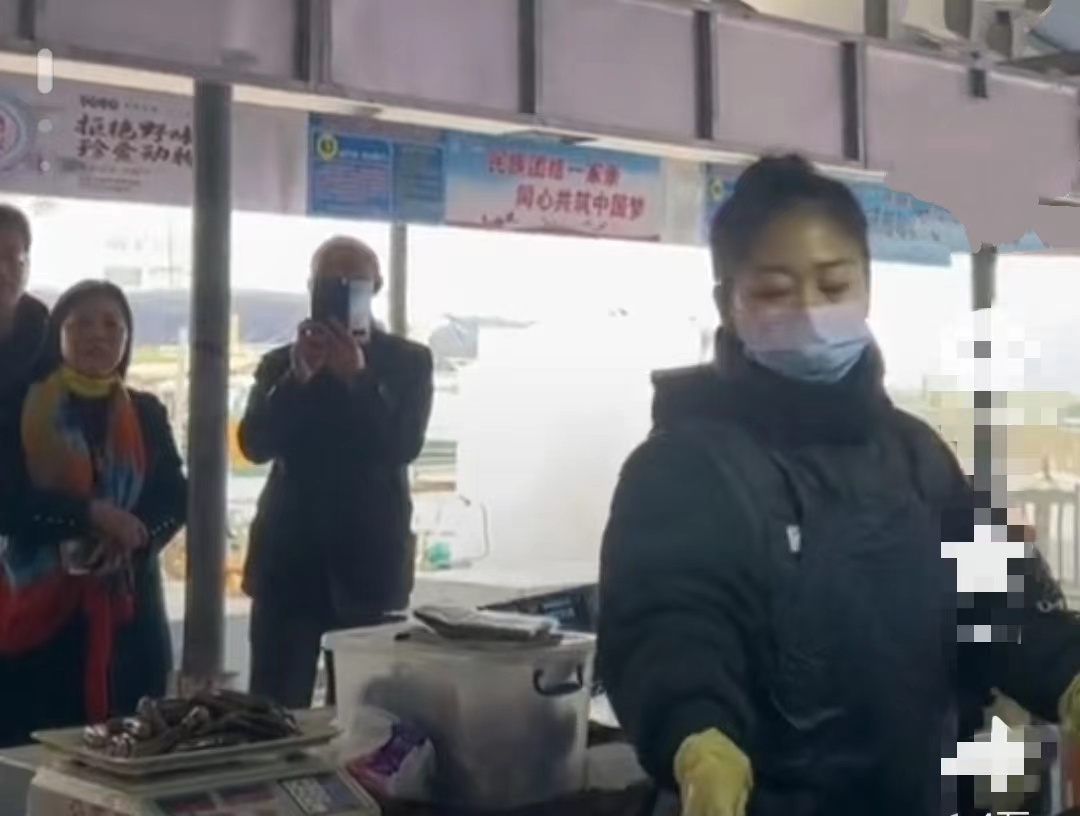 海鲜商户袋子里掺水,广西海鲜商户塑料袋掺水官方查处