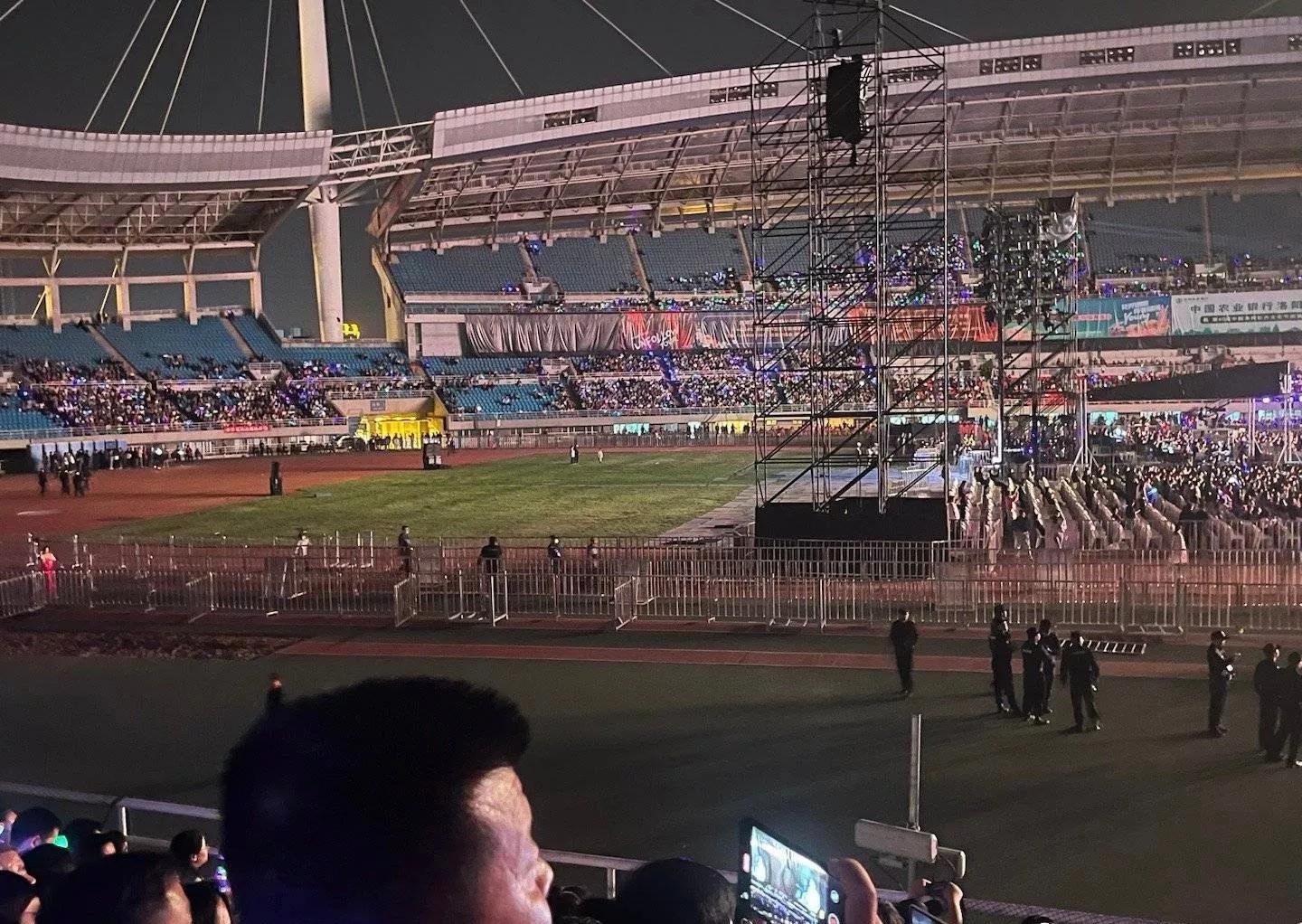 汪峰演唱会现场翻车再上热搜,汪峰深圳演唱会大排档