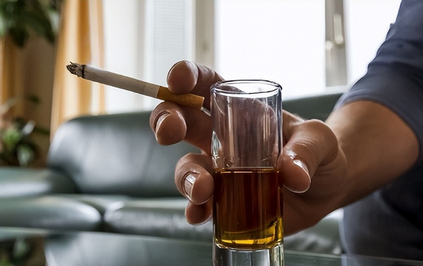 百岁老人吃烟长寿秘诀,老人长寿秘诀抽烟喝酒吃肉