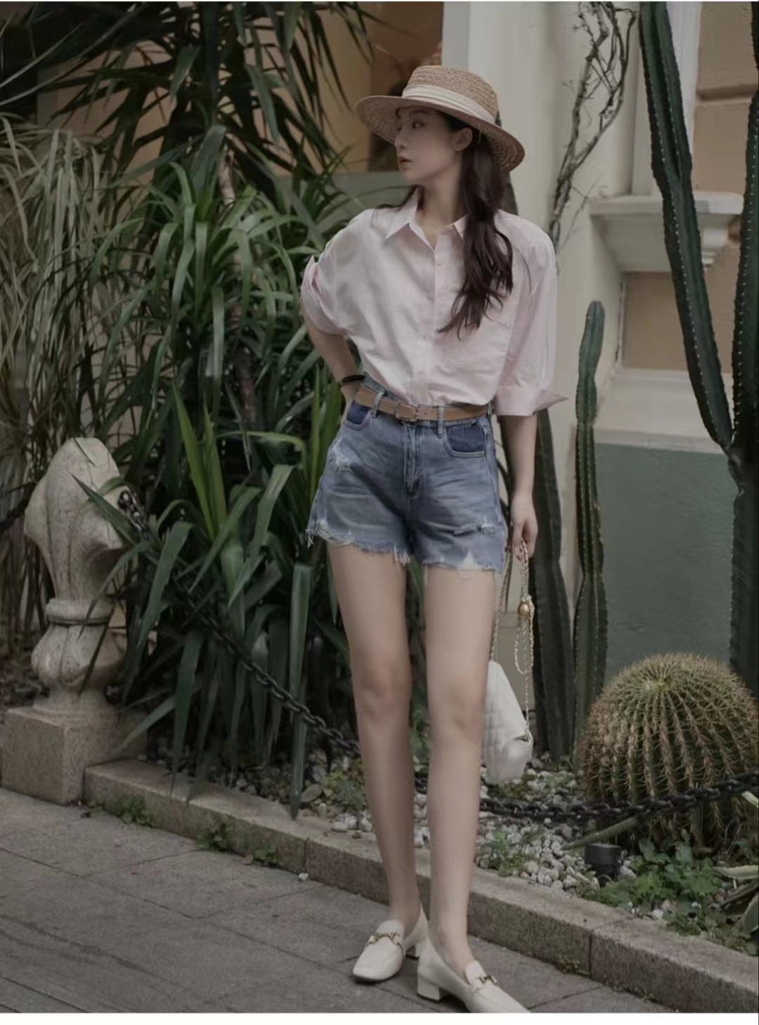 红色牛仔短裤搭配什么颜色上衣,微胖牛仔短裤搭配什么上衣