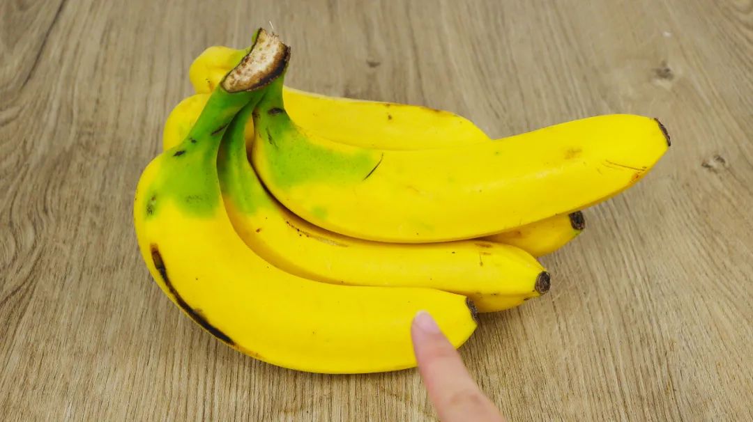 香蕉放几天就变黑？老果农教你两个绝招，香蕉放半个月都新鲜不坏