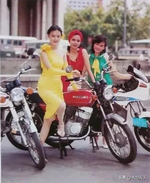 三十多年前的一张老照片,村里第一辆摩托车